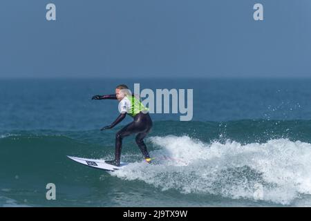 Eine Surferin, die an einem Surfwettbewerb im britischen Fistral in Newquay in Cornwall teilhat. Stockfoto