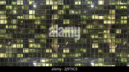 bei Nacht werden fenster zur Fassade des Gebäudes Stockfoto