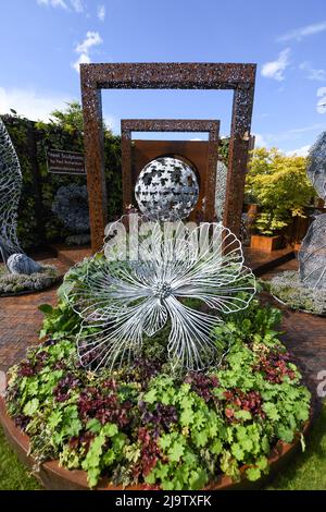 Die Chelsea Flower Show 2022 ist geöffnet. Trotz der Gewitter sieht es mit all den Gärten und Blumenausstellungen fantastisch aus. Ein Blumenfest für die Augen. Diese Fotos wurden am ersten Tag der Öffentlichkeit zugänglich gemacht. Stockfoto