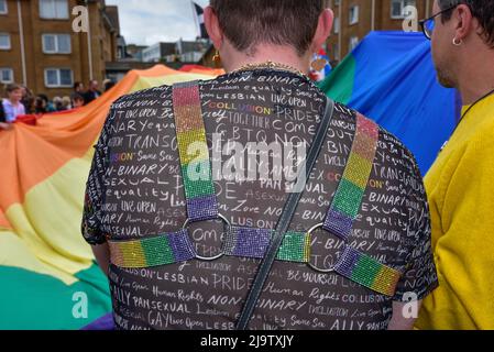 Das T-Shirt, das ein Teilnehmer der farbenfrohen Cornwall Prides Pride Parade im britischen Stadtzentrum von Newquay trägt. Stockfoto