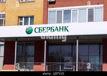 Tjumen, Russland-25. März 2022: Das Logo der Sberbank Bank ist ein Zeichen einer russischen Bank. Die Sberbank ist die größte Bank in der Russischen Föderation. Stockfoto