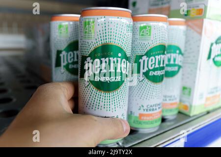 Tjumen, Russland-11. Mai 2022: Perrier-Mineralwasserflaschen, die in einem lokalen Lebensmittelgeschäft ausgestellt sind, beleben Koffein Yerba Mate Stockfoto