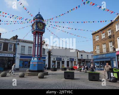 Sheerness, Kent, Großbritannien. 25.. Mai 2022. [DATEI FOTO vom 2018] Jubilee-Strapazen für Sheerness Stadtzentrum/High Street in Kent wurde nach Beschwerden "abgesagt" die Plastiktraune, die der stadtrat vor einigen Wochen zu installieren begonnen hatte, war zu "laut". Das Fehlen von „Fanfare“ ist umso seltsamer, als der 120 Jahre alte Uhrenturm im Stadtzentrum gerade erst rechtzeitig vor allem für das Platinum Jubilee Weekend der Queen zurückgegeben und restauriert wurde. In den meisten Jahren umgibt die Uhr die Stadt. [DATEI FOTO die Uhr im Stadtzentrum mit Verammer April 2018]. Kredit: James Bell/Alamy Live Nachrichten Stockfoto