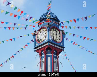 Sheerness, Kent, Großbritannien. 25.. Mai 2022. [DATEI FOTO vom 2018] Jubilee-Strapazen für Sheerness Stadtzentrum/High Street in Kent wurde nach Beschwerden "abgesagt" die Plastiktraune, die der stadtrat vor einigen Wochen zu installieren begonnen hatte, war zu "laut". Das Fehlen von „Fanfare“ ist umso seltsamer, als der 120 Jahre alte Uhrenturm im Stadtzentrum gerade erst rechtzeitig vor allem für das Platinum Jubilee Weekend der Queen zurückgegeben und restauriert wurde. In den meisten Jahren umgibt die Uhr die Stadt. [DATEI FOTO die Uhr im Stadtzentrum mit Verammer April 2018]. Kredit: James Bell/Alamy Live Nachrichten Stockfoto