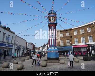 Sheerness, Kent, Großbritannien. 25.. Mai 2022. [DATEI FOTO vom 2018] Jubilee-Strapazen für Sheerness Stadtzentrum/High Street in Kent wurde nach Beschwerden "abgesagt" die Plastiktraune, die der stadtrat vor einigen Wochen zu installieren begonnen hatte, war zu "laut". Das Fehlen von „Fanfare“ ist umso seltsamer, als der 120 Jahre alte Uhrenturm im Stadtzentrum gerade erst rechtzeitig vor allem für das Platinum Jubilee Weekend der Queen zurückgegeben und restauriert wurde. In den meisten Jahren umgibt die Uhr die Stadt. [DATEI FOTO die Uhr im Stadtzentrum mit Verammer April 2018]. Kredit: James Bell/Alamy Live Nachrichten Stockfoto