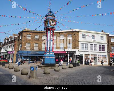 Sheerness, Kent, Großbritannien. 25.. Mai 2022. [DATEI FOTO vom 2018] Jubilee-Strapazen für Sheerness Stadtzentrum/High Street in Kent wurde nach Beschwerden "abgesagt" die Plastiktraune, die der stadtrat vor einigen Wochen zu installieren begonnen hatte, war zu "laut". Das Fehlen von „Fanfare“ ist umso seltsamer, als der 120 Jahre alte Uhrenturm im Stadtzentrum gerade erst rechtzeitig vor allem für das Platinum Jubilee Weekend der Queen zurückgegeben und restauriert wurde. In den meisten Jahren umgibt die Uhr die Stadt. [DATEI FOTO die Uhr im Stadtzentrum mit Verammer April 2018]. Kredit: James Bell/Alamy Live Nachrichten Stockfoto