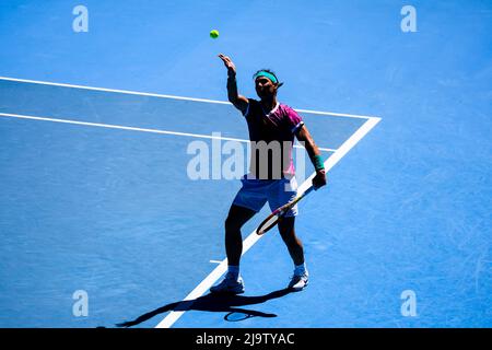 MELBOURNE, AUSTRALIEN - 25. JANUAR: Rafael Nadal aus Spanien schlägt Denis Shapovalov aus Kanada am 9. Tag der Australian Open 2022 im Melbourne Park auf Ja Stockfoto