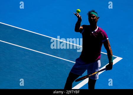 MELBOURNE, AUSTRALIEN - 25. JANUAR: Rafael Nadal aus Spanien schlägt Denis Shapovalov aus Kanada am 9. Tag der Australian Open 2022 im Melbourne Park auf Ja Stockfoto