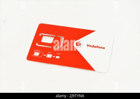 Kairo, Ägypten, Mai 25 2022: Vodafone sim-Karten-Unterstützung isoliert auf weißem Hintergrund, Mini-, Mikro- und Nano-sim-Karten, Vodafone ist ein multinationales Handy Stockfoto