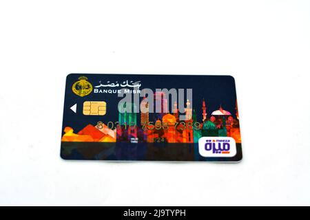 Kairo, Ägypten, Mai 25 2022: Selektiver Fokus der Banque Misr oder der ägyptischen Bank Prepaid Meeza Debitkarten-Banking-Dienste auf weißem Hintergrund isoliert Stockfoto