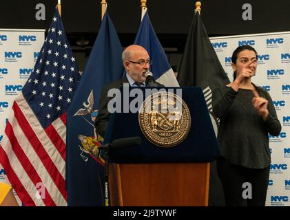 Brooklyn, USA. 24.. Mai 2022. Dr. Richard Spinrad, Administrator der National Oceanic and Atmospheric Administration, hielt am 24. Mai 2022 eine Pressekonferenz beim New York City Emergency Management Officer in Brooklyn, New York City, ab, um die Vorbereitungen zum Beginn der Hurrikansaison 2022 am 1.. Juni zu erläutern. (Foto von Steve Sanchez/Sipa USA) Quelle: SIPA USA/Alamy Live News Stockfoto