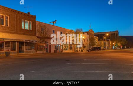 Drumheller, Alberta, Kanada – 22. Mai 2022: Am frühen Morgen Straßenlandschaft der Innenstadt von Drumheller Stockfoto