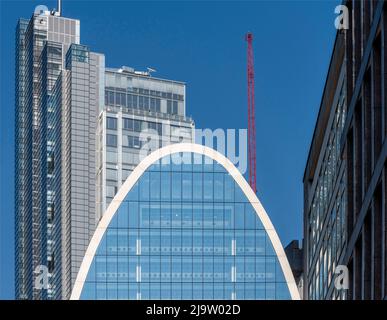 Detail der oberen Stockwerke mit gebogenem Parabolschnitt und Salesforce ( Heron ) Turm im Hintergrund. 70 St. Mary AX, City of London, United Ki Stockfoto