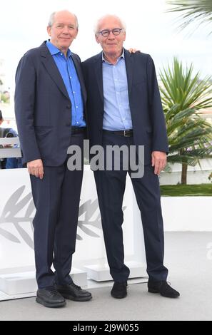 Cannes, Frankreich. 25.. Mai 2022. Die französischen Regisseure Jean-Pierre Dardenne und Luc Dardenne nehmen am Mittwoch, den 25. Mai 2022, an der Fotokonferenz für Tori und Lokita im Palais des Festivals bei den Filmfestspielen von Cannes 75. Teil. Foto von Rune Hellestad/ Credit: UPI/Alamy Live News Stockfoto