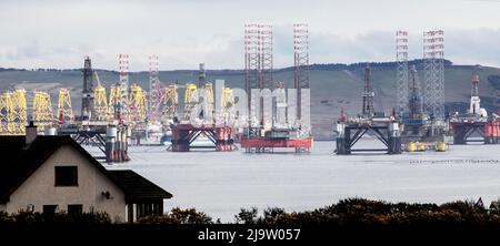 ÖLKRISE.Ölplattformen Cromarty Firth, die wieder in Betrieb sind, plus Wind-Trubine-Beine aus China. Stockfoto