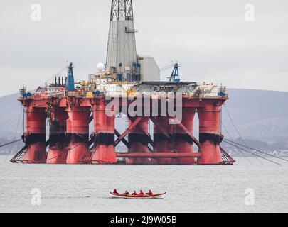 ÖLKRISE.Ölplattformen Cromarty Firth, die wieder in Betrieb sind, plus Wind-Trubine-Beine aus China. Stockfoto