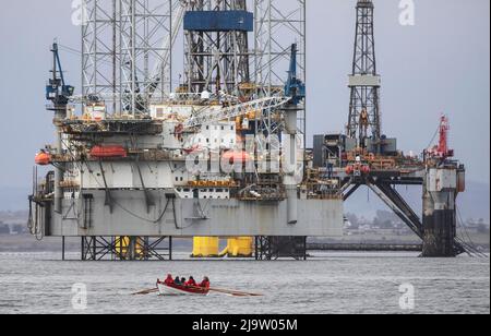 ÖLKRISE.Ölplattformen Cromarty Firth, die wieder in Betrieb sind, plus Wind-Trubine-Beine aus China. Stockfoto