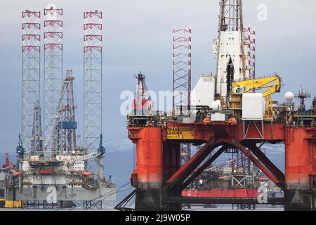 ÖLKRISE.Ölplattformen Cromarty Firth, die wieder in Betrieb sind, plus Wind-Trubine-Beine aus China. Stockfoto