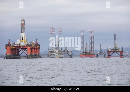 ÖLKRISE.Ölplattformen Cromarty Firth, die wieder in Betrieb sind, plus Wind-Trubine-Beine aus China. Stockfoto