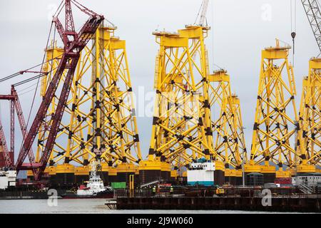 ÖLKRISE.Ölplattformen Cromarty Firth, die wieder in Betrieb sind, plus Wind-Trubine-Beine aus China. Stockfoto