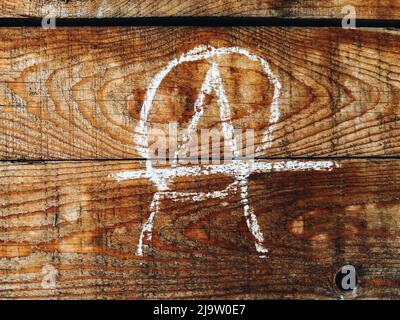 Anarchistisches Symbol auf Holzwand in Kreide geschrieben Stockfoto