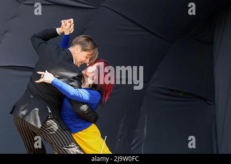 Ein Paar tritt während eines Konzerts im Rahmen der militärisch-patriotischen Aktion „Support Yours“ in einem Tango auf. Im Park namens T.G. Schewtschenko, ein Konzert des Offiziershauses fand auf der Rakuschka-Bühne statt. Ziel der Aktion ist es, die Streitkräfte und die Moral der Bevölkerung zu unterstützen. Stockfoto