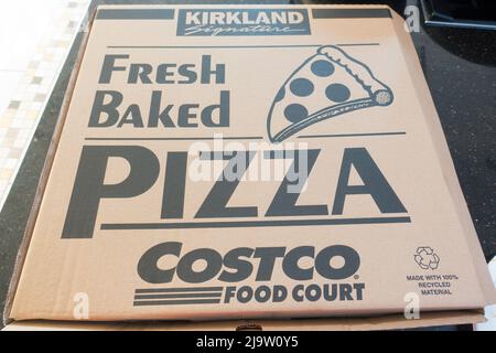 Frisch gebackene Pizza vom Costco Food Court in einem Karton Stockfoto