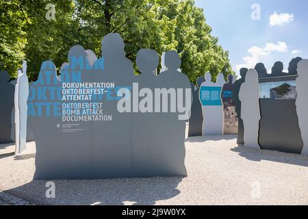 München, DEUTSCHLAND - 18. Mai 2022: Das Oktoberfest Bombenanschlag Dokumentationsdenkmal auf der Theresienwiese, München. Es erinnert sich an die 1980 ganz rechts ter Stockfoto