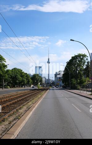 Berlin, Deutschland, Mai 23. 2022, Blick von der Prenzlauer Allee in Richtung Alexanderplatz mit Fernsehturm und Park Inn Hotel Stockfoto