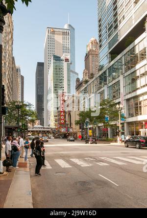 Chicago, Illinois, USA - 16. August 2014: State Street mit dem berühmten Chicago Theatre in der Innenstadt von Chicago. Stockfoto