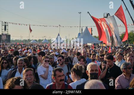 Istanbul, Türkei - 21. Mai 2022: Eine große Menge türkischer Menschen bei der Voice of the Nation-Kundgebung zur Unterstützung der CHP/der Republikanischen Volkspartei Stockfoto