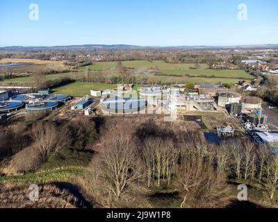 Luftaufnahme der Kläranlagen von Southern Water Chichester, West Sussex, England Stockfoto