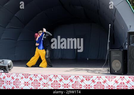 Odessa, Ukraine. 21.. Mai 2022. Ein Paar spielt während eines Konzerts im Rahmen der militärisch-patriotischen Aktion ''Support Yours'' in einem Tango-Tanz. Im Park namens T.G. Schewtschenko, ein Konzert des Offiziershauses fand auf der Rakuschka-Bühne statt. Ziel der Aktion ist es, die Streitkräfte und die Moral der Bevölkerung zu unterstützen. (Bild: © Viacheslav Onyshchenko/SOPA Images via ZUMA Press Wire) Stockfoto