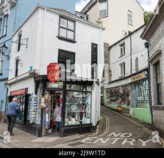 Ein traditioneller Souvenirladen am Meer an der Ecke von Fore Street und Shutta Road, East Looe in Cornwall. Geschmückt mit traditionellen Artikeln als Geschenke und sogar p Stockfoto