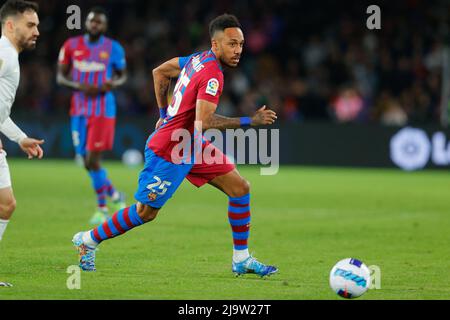 Sydney, Australien. 25.. Mai 2022. Pierre-Emerick Aubameyang aus Barcelona spielt den Ball während des Freundschaftsspiels zwischen den A League All-Stars und dem FC Barcelona am 25. Mai 2022 im Accor Stadium in Sydney. Foto von Peter Dovgan. Nur zur redaktionellen Verwendung, Lizenz für kommerzielle Nutzung erforderlich. Keine Verwendung bei Wetten, Spielen oder Veröffentlichungen einzelner Clubs/Vereine/Spieler. Kredit: UK Sports Pics Ltd/Alamy Live Nachrichten Stockfoto