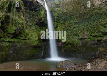 Wasserfall in der Provinz Ordu, Türkei. Es ist ein Wasserfall in Ohtamış Dorf Ulubey Bezirk Ordu entfernt. Stockfoto