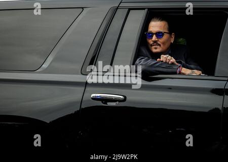 Der US-Schauspieler Johnny Depp winkt den wartenden Fans zu, als er am 25. Mai 2022 2021 in Fairfax, Virginia, am Fairfax Circuit Court eintrifft. Die von Depp gegen seine ehemalige Frau, die US-Schauspielerin Amber, eingereichte Diffamierungsklage hörte, nachdem sie 2018 in der Washington Post eine Veröffentlichung darüber verfasst hatte, Ohne Depp zu nennen, beschuldigte ihn der häuslichen Misshandlung tritt in die letzte Woche des Prozesses. (Foto von Samuel Corum/Sipa USA) Stockfoto