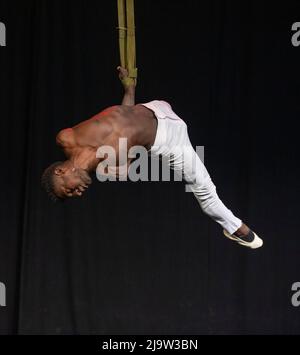 Earls Court, London. 25 Mai 2022. Probenfotofall für Tulu, die erste Vorstellung des Circus Abessinia nach einer Pandemie in London die 15-köpfige Truppe Abessinia Circus Abessinnia kommt heute beim Underbelly Festival in Earl’s Court im legendären Purple Cow in London an. Ihre brandneue Show, Tulu, feiert ihre Premiere in London bis zum 18.. Juni. Bild: Solo Contortionist Bezawit Ahagre. Quelle: Malcolm Park/Alamy Live News. Stockfoto