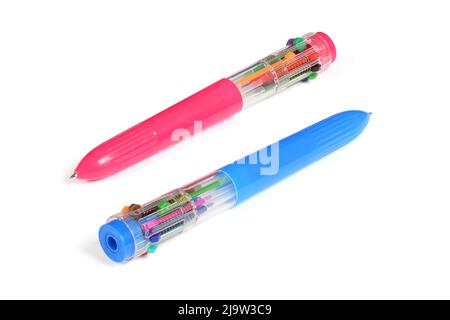 Rosa und blaue mehrfarbige Stift isoliert auf weißem Hintergrund. Hochauflösendes Foto. Volle Schärfentiefe. Stockfoto