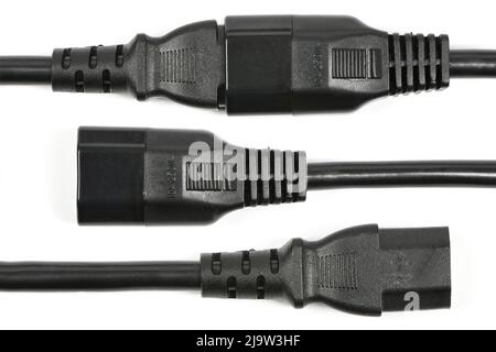 Netzstecker mit schwarzer C13-Buchsenleiste und C14-Buchsenleiste aus Gummi, isoliert auf weiß. Hochauflösendes Foto. Volle Schärfentiefe. Stockfoto