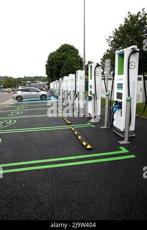 Die neue Gridserve-Bank von EV-Ladepunkten Junction 30 on M5 verfügt über 12 Hochleistungs-Ladegeräte mit einer maximalen Kapazität von 350kW – genug für die neuesten elect Stockfoto