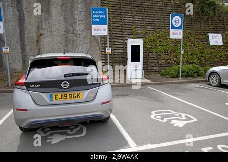 Nissan Leaf elektrische vehcile kostenlos im Tesco Store Bideford Devon UK laden Stockfoto