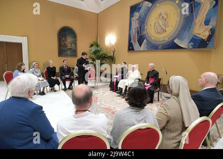 Vatikan, Vatikan. 25.. Mai 2022. Italien, Rom, Vatikan, 22/05/25.Papst Franziskus empfängt in Audienz eine Delegation des "Globalen Solidaritätsfonds" beim Vatikan Foto von Vatican Media/Catholic Press Photo. BESCHRÄNKT AUF REDAKTIONELLE VERWENDUNG - KEIN MARKETING - KEINE WERBEKAMPAGNEN Kredit: Unabhängige Fotoagentur/Alamy Live News Stockfoto