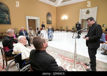 Vatikan, Vatikan. 25.. Mai 2022. Italien, Rom, Vatikan, 22/05/25.Papst Franziskus empfängt in Audienz eine Delegation des "Globalen Solidaritätsfonds" beim Vatikan Foto von Vatican Media/Catholic Press Photo. BESCHRÄNKT AUF REDAKTIONELLE VERWENDUNG - KEIN MARKETING - KEINE WERBEKAMPAGNEN Kredit: Unabhängige Fotoagentur/Alamy Live News Stockfoto