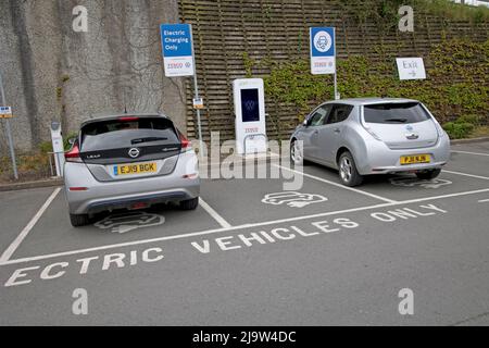 Nissan Leaf elektrische vehcile kostenlos im Tesco Store Bideford Devon UK laden Stockfoto