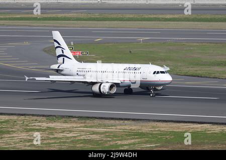 ISTANBUL, TÜRKEI - 16. OKTOBER 2021: Aegean Airlines Airbus A319-132 (CN 2468) landet auf dem Internationalen Flughafen Istanbul. Stockfoto