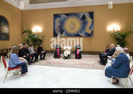 Vatikan, Vatikan. 25.. Mai 2022. Italien, Rom, Vatikan, 22/05/25.Papst Franziskus empfängt in Audienz eine Delegation des "Globalen Solidaritätsfonds" beim Vatikan Foto von Vatican Media/Catholic Press Photo. BESCHRÄNKT AUF REDAKTIONELLE VERWENDUNG - KEIN MARKETING - KEINE WERBEKAMPAGNEN Kredit: Unabhängige Fotoagentur/Alamy Live News Stockfoto