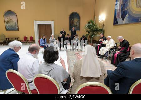 Vatikan, Vatikan. 25.. Mai 2022. Italien, Rom, Vatikan, 22/05/25.Papst Franziskus empfängt in Audienz eine Delegation des "Globalen Solidaritätsfonds" beim Vatikan Foto von Vatican Media/Catholic Press Photo. BESCHRÄNKT AUF REDAKTIONELLE VERWENDUNG - KEIN MARKETING - KEINE WERBEKAMPAGNEN Kredit: Unabhängige Fotoagentur/Alamy Live News Stockfoto