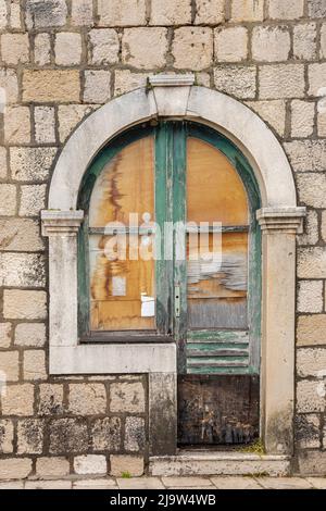 Einzigartige vertäfelte Tür in der berühmten Stadt Ston Croatia mit einer gewölbten Tür und Fenster zusammen integriert und boarde dup mit Holz Stockfoto