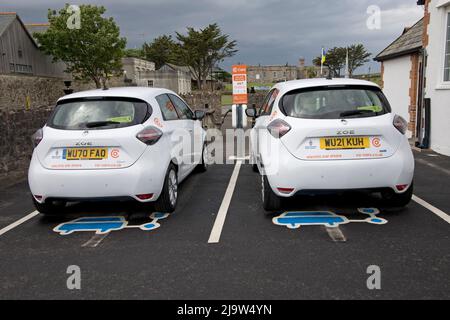 Zwei weiße Renault Zoe EV Autos laden auf Carshare-Website, Bude, Cornwall Stockfoto